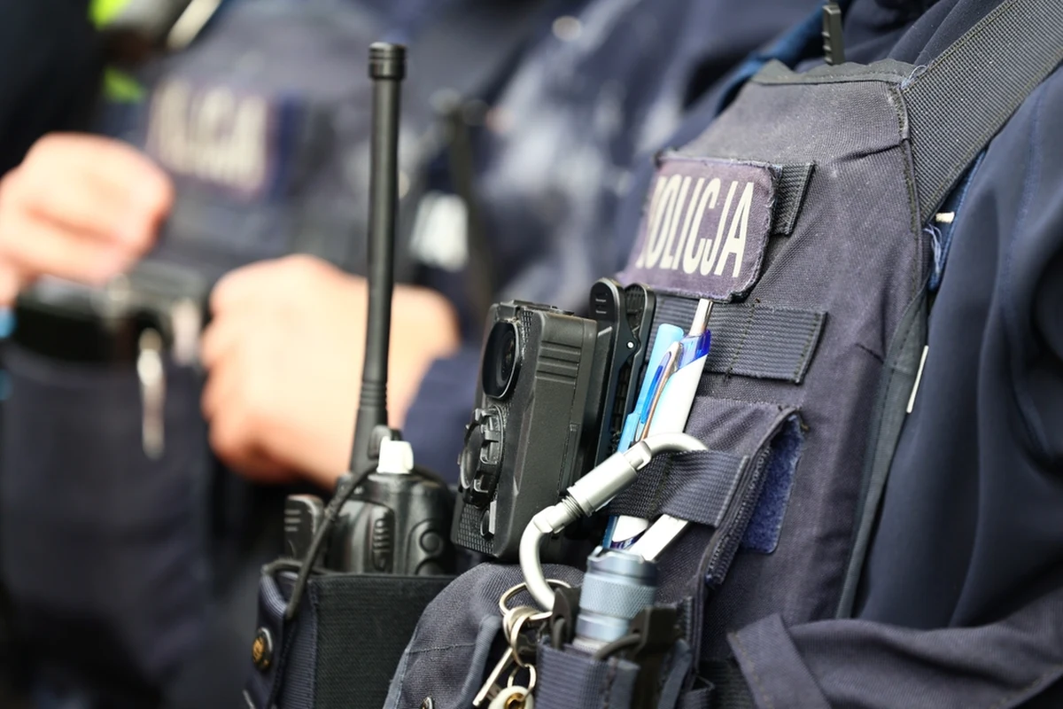 Dwaj ratownicy medyczni z pogotowia w Legnicy (woj. dolnośląskie) odpowiedzą za narażenie pacjenta na bezpośrednie niebezpieczeństwo utraty życia. Sprawa ma związek ze śmiercią 34-letniego Bartosza S. Mężczyzna w 2021 r. zmarł w Lubinie po interwencji policji. 