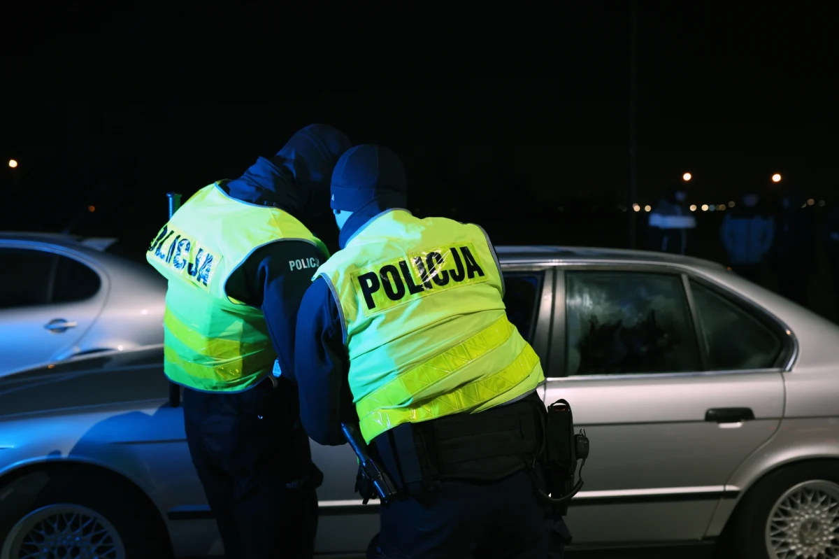 Policjanci zorganizowali obławę na mężczyznę, który w poniedziałek wieczorem usiłował okraść bank w Andrychowie (Małopolskie). Napastnik groził dwóm pracownicom przedmiotem przypominającym broń. Poszukiwany ma ok. 165 wzrostu, jest szczupłej budowy ciała.  