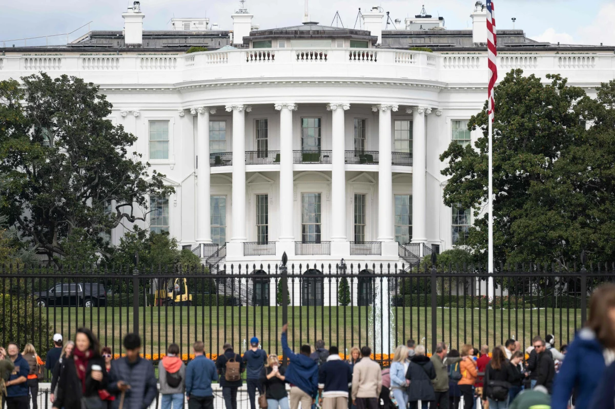 Podczas gdy oficjalnie w miejscu zburzonego wschodniego skrzydła Białego Domu powstaje nowa sala balowa, nieoficjalnie mówi się o odbudowie tajnego bunkra prezydenckiego. Szczegóły projektu są utajnione, a Biały Dom nie komentuje sprawy.