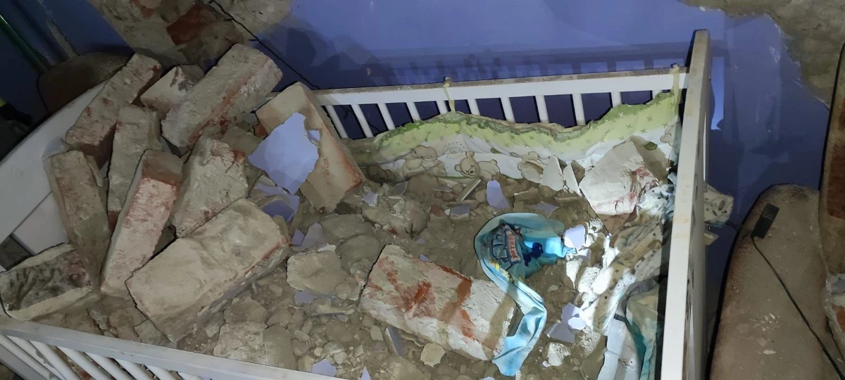 Do groźnego wybuchu pieca doszło w Nowej Wsi Królewskiej (woj. kujawsko-pomorskie). Zniszczony został dom, w którym mieszkały trzy rodziny. Fragment ściany runął na łóżeczko, w którym spało niemowlę.