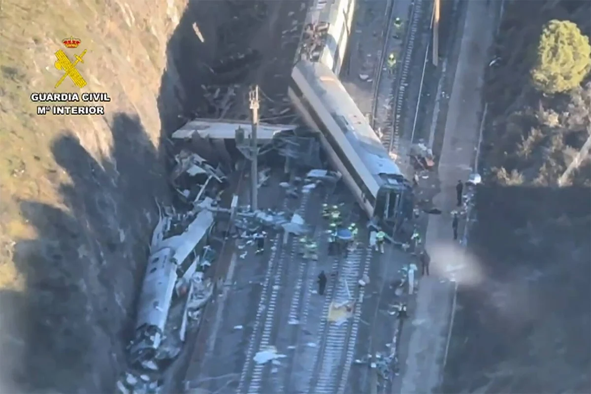 Dziesiątki ofiar śmiertelnych, setki pytań i dwie główne hipotezy - to bilans tragicznego wypadku kolejowego, do którego doszło w Adamuz w Hiszpanii. Eksperci wskazują, że za katastrofą mogły stać problemy z infrastrukturą lub awaria techniczna pociągu. Śledztwo trwa, a odpowiedzi na kluczowe pytania mogą pojawić się dopiero za kilka tygodni lub nawet miesięcy. W wypadku zginęło 41 osób, a 152 zostało rannych.