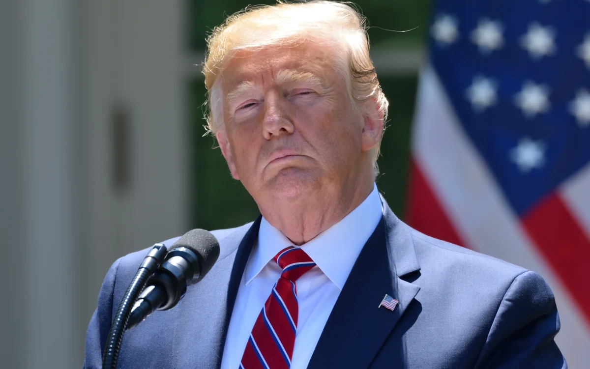 Po roku od objęcia urzędu przez Donalda Trumpa większość Amerykanów wyraża niezadowolenie z jego rządów. Najnowsze sondaże wskazują, że działania prezydenta popiera około 40 proc. Amerykanów, a blisko 60 proc. jest rozczarowana prezydenturą. Krytycy Trumpa wskazują przede wszystkim na sytuację gospodarczą USA, politykę zagraniczną i styl sprawowania władzy.