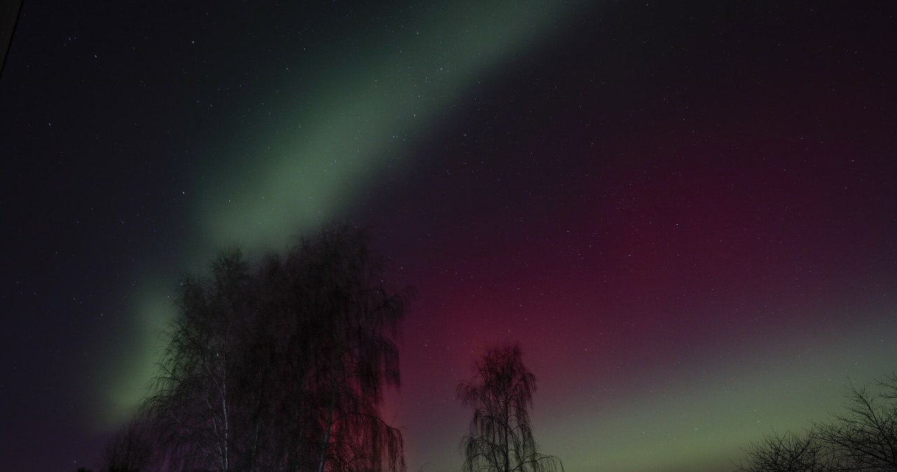Zjawiskowa zorza nad Polską na zdjęciach. Niebo w nocy zapłonęło