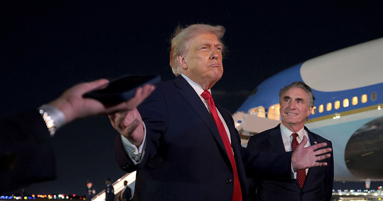 Myli opinie z faktami, kłamie i dezinformuje. Podsumowują rok Trumpa