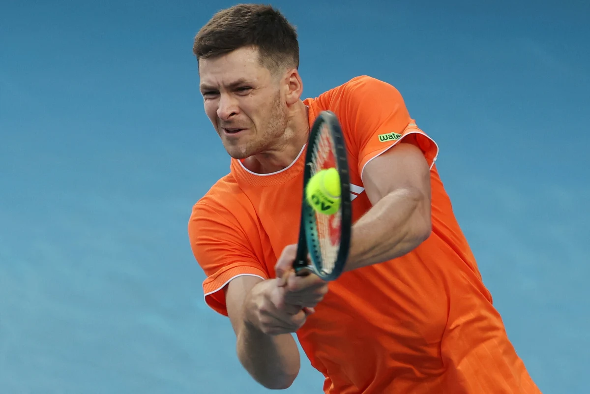 Prawie 3,5 godziny trwało spotkanie Huberta Hurkacza w pierwszej rundzie wielkoszlemowego turnieju Australian Open. Polak po zaciętym boju pokonał Belga Zizou Bergsa 6:7 (6-8), 7:6 (8-6), 6:3, 6:3. Kolejnym rywalem naszego tenisisty będzie Amerykanin Ethan Quinn.