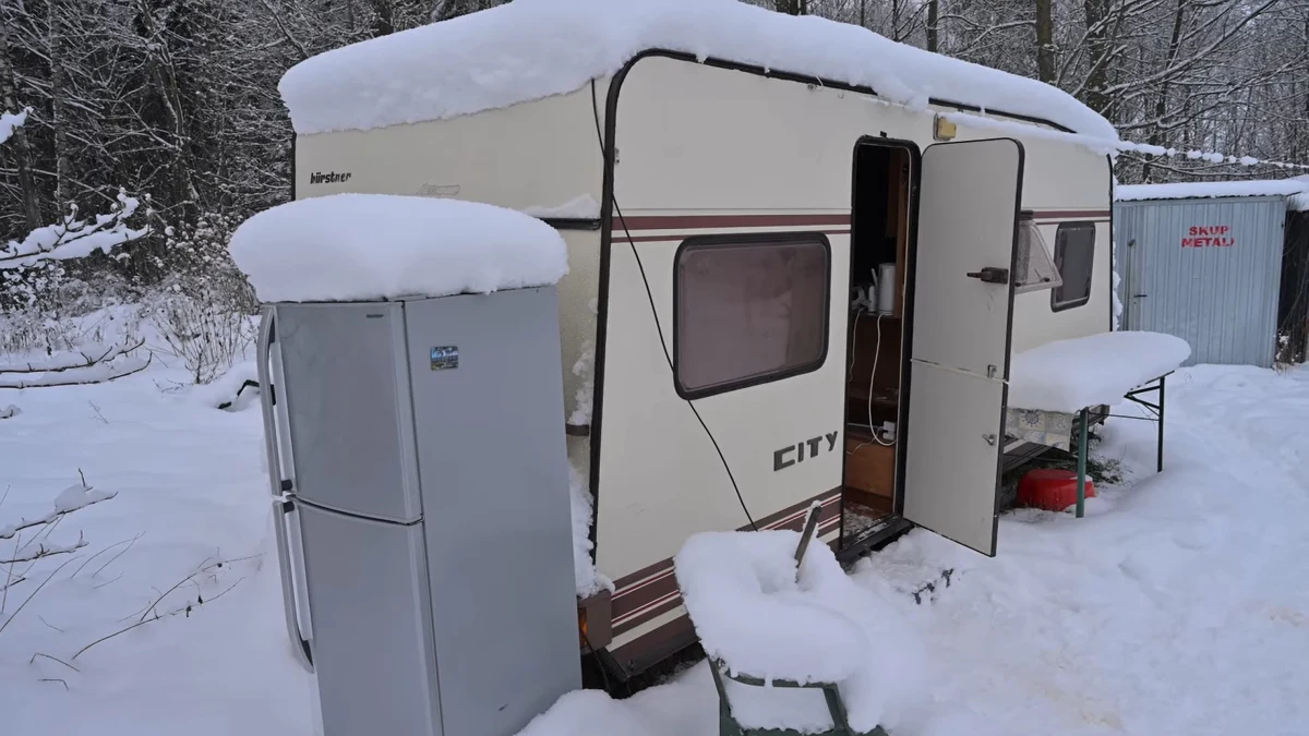 Podlascy policjanci rozbili nielegalne laboratorium narkotykowe. Udało się zabezpieczyć blisko 720 kilogramów substancji psychotropowej wartej na czarnym rynku prawie 36 mln zł. Na udostępnionym przez służby nagraniu widać sceny jak z serialu "Breaking Bad" - polscy przestępcy również mieli swój kamper i charakterystyczne maski przeciwgazowe. Funkcjonariusze zatrzymali 3 osoby, grozi im nawet 20 lat więzienia.