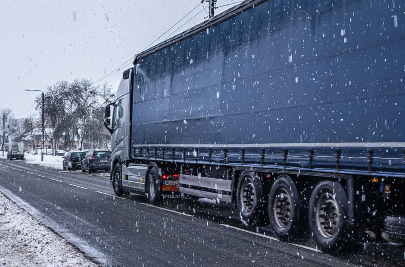 MSWiA napisało o odśnieżaniu przyczep. W komentarzach burza