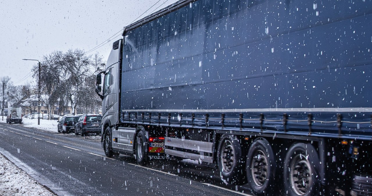 MSWiA napisało o odśnieżaniu przyczep. W komentarzach burza