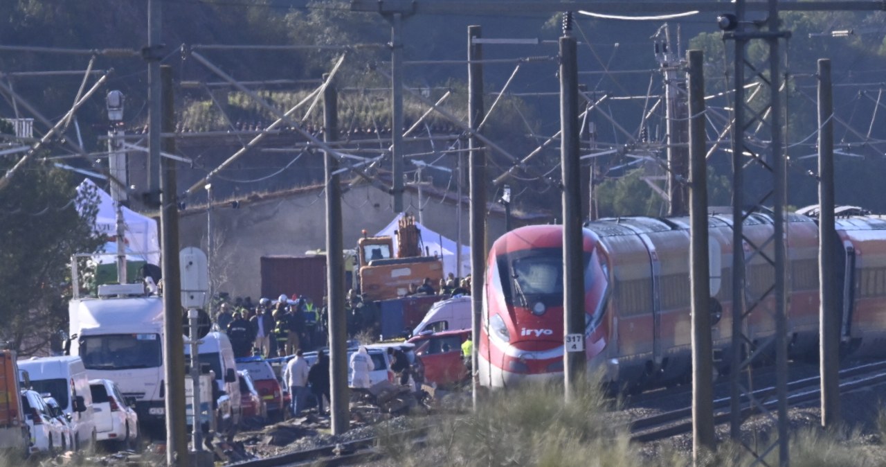 Wjechał ciężki sprzęt, służby podniosły wagon. Rośnie tragiczny bilans