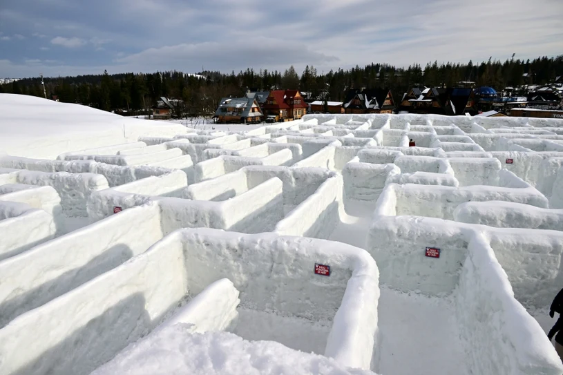 Niezwykłe miejsce pod Tatrami. Śnieżny Labirynt, igloo z rzeźbami i tor saneczkowy