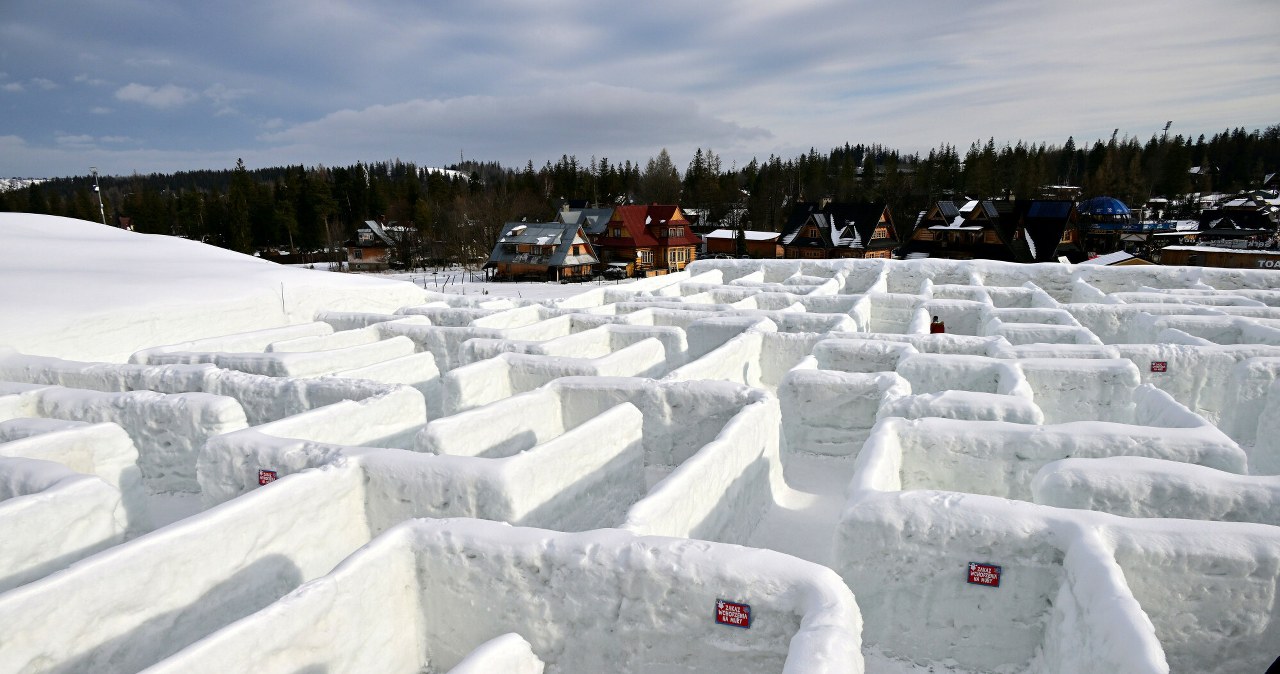 Niezwykłe miejsce pod Tatrami. Śnieżny Labirynt, igloo z rzeźbami i tor saneczkowy