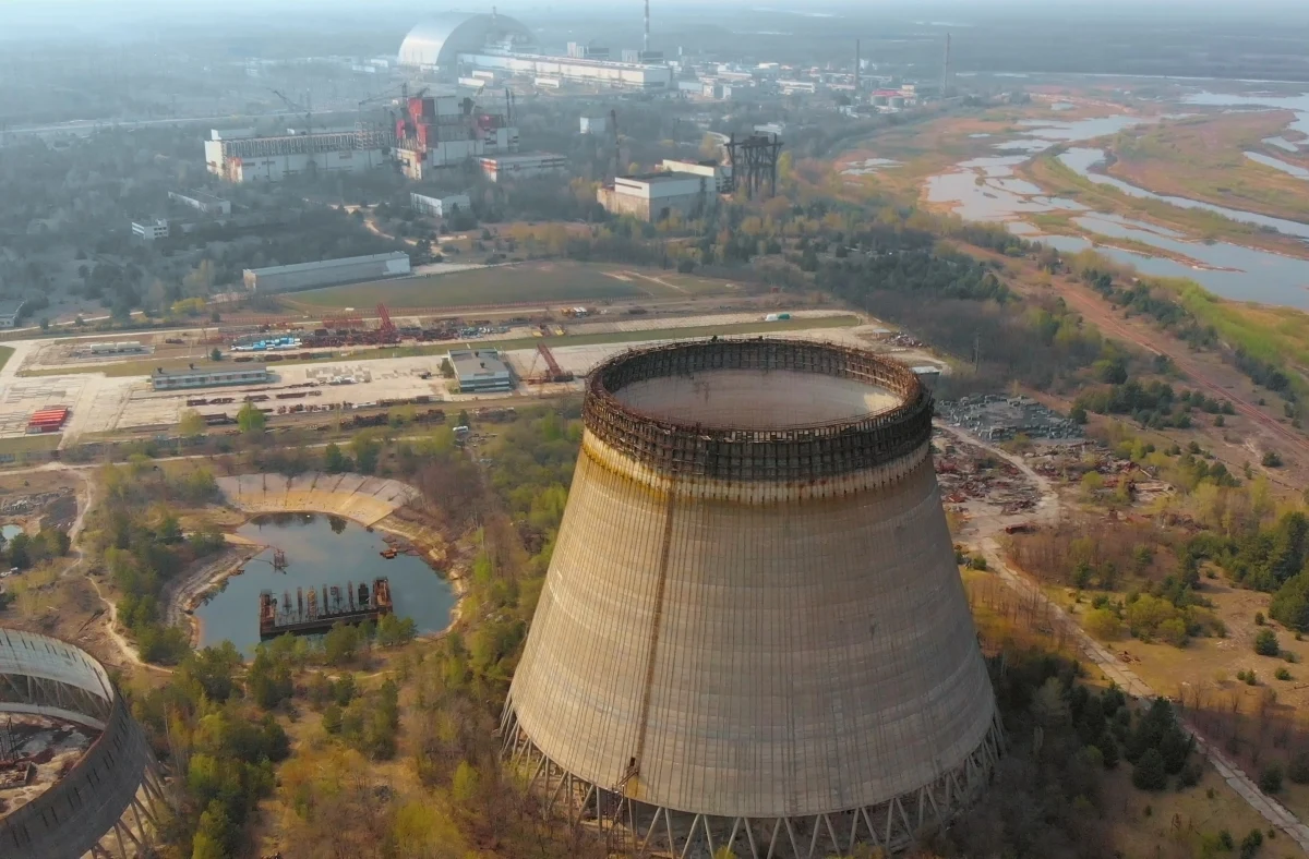"Elektrownia jądrowa w Czarnobylu utraciła zasilanie spoza terenu obiektu (z sieci zewnętrznej), a linie energetyczne prowadzące do innych elektrowni również zostały uszkodzone" - przekazała w komunikacie na platformie X Międzynarodowa Agencja Energii Atomowej.