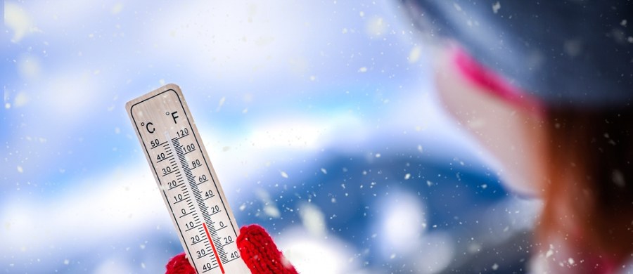 Instytut Meteorologii i Gospodarki Wodnej zapowiada, że najbliższe dwa dni upłyną pod znakiem silnych mrozów, szczególnie na wschodzie kraju. Synoptyk IMGW Michał Kowalczuk informuje, że nocą temperatura lokalnie może spaść nawet poniżej -20 st. C. Od weekendu spodziewana jest zmiana pogody - wzrośnie zachmurzenie, pojawią się opady śniegu, a na południu możliwe będą opady marznące.