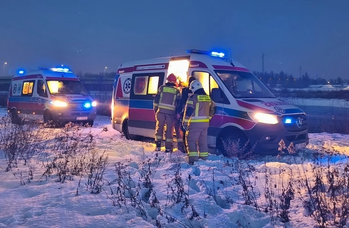 Na rzece Dunajec w Małopolsce załamała się tafla lodu. Do wody wpadła spacerująca z psem kobieta, pod której ciężarem lód się załamał. Na pomoc ruszył mężczyzna, który również wpadł do wody. Stało się to miejscowości Ostrów w rejonie wału przeciwpowodziowego w pobliżu trasy Velo Dunajec. Poszkodowanych udało się uratować. Przebywali w wodzie ok. 20 minut, co spowodowało u nich skrajną hipotermię.