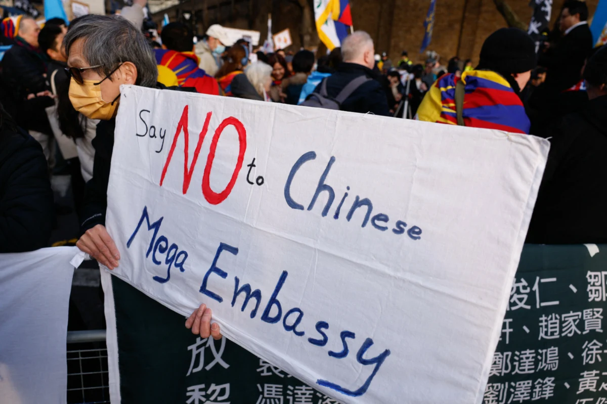 Rząd Wielkiej Brytanii wydał zgodę na budowę nowej ambasady Chin w Londynie, która ma być największą placówką tego kraju w Europie. Decyzja, ogłoszona we wtorek, budzi liczne kontrowersje, zwłaszcza wśród lokalnych mieszkańców, którzy obawiają się m.in. zagrożeń związanych ze szpiegostwem.