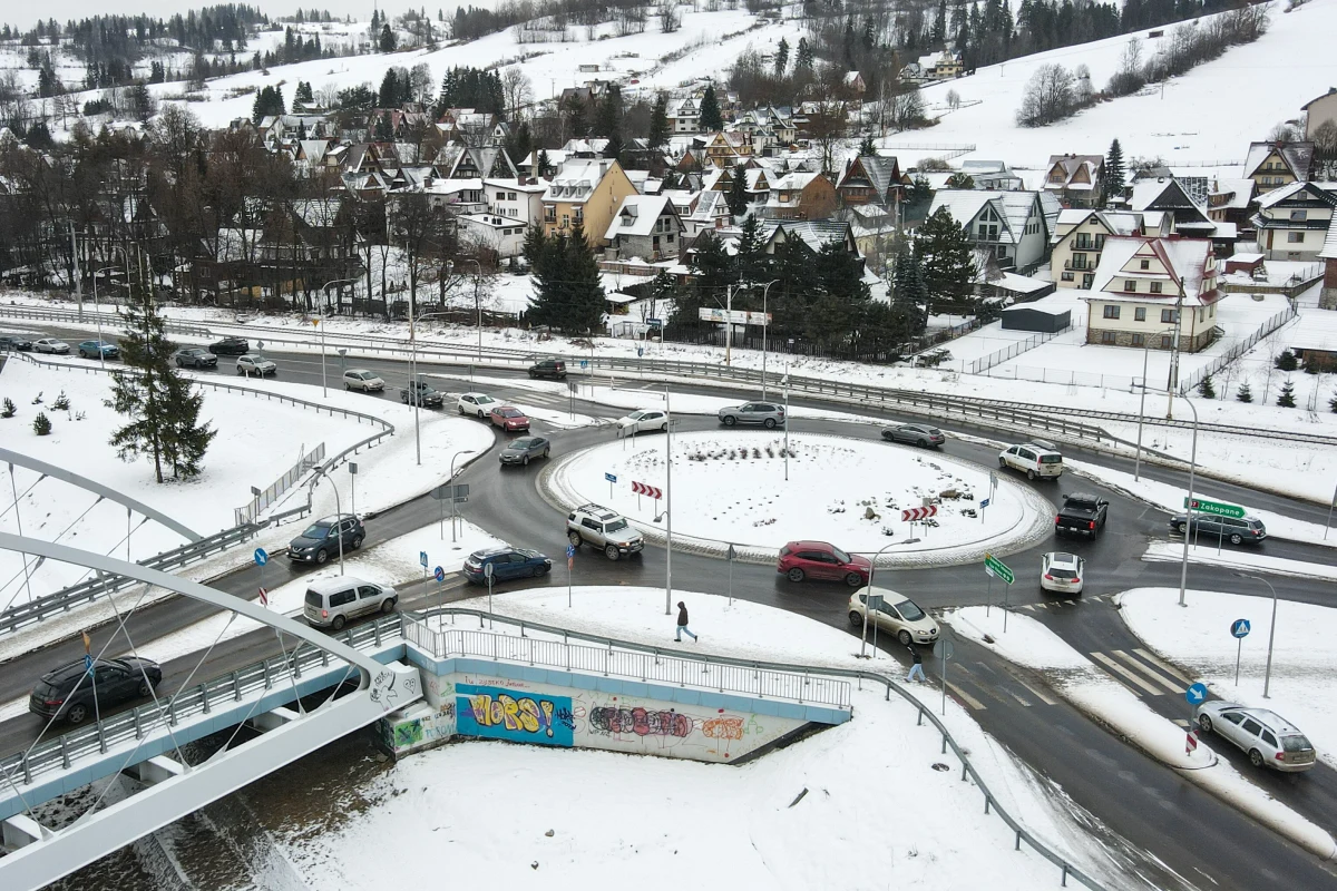 ​W czwartek Generalna Dyrekcja Dróg Krajowych i Autostrad doraźnie naprawi pęknięcia, jakie powstały na nowym odcinku zakopianki - informuje reporter RMF FM Maciej Pałahicki. Jak dotąd nie ustalono przyczyny usterki. 
