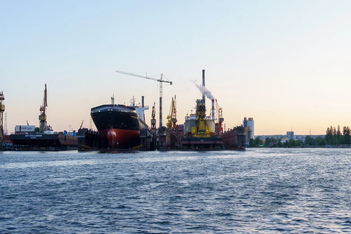 Stocznia Remontowa Shipbuilding podpisała kontrakt z norweskim armatorem Torghatten Midt AS na budowę nowoczesnego promu pasażersko-samochodowego o napędzie hybrydowym. Jednostka będzie obsługiwać trasy w norweskich fiordach, przewożąc 249 pasażerów i 85 samochodów osobowych.