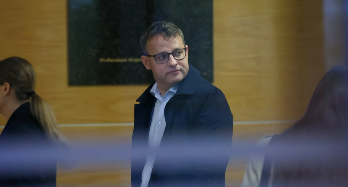 Jest kolejny wniosek o wyłączenie sędziego ze sprawy Europejskiego Nakazu Aresztowania dla Marcina Romanowskiego. Adwokat przebywającego od ponad roku na Węgrzech polityka przedstawił właśnie sądowi wniosek o wyłączenie kolejnej sędzi, która miałaby orzekać w związku ze sprawą, czekającą na postanowienie od miesiąca.