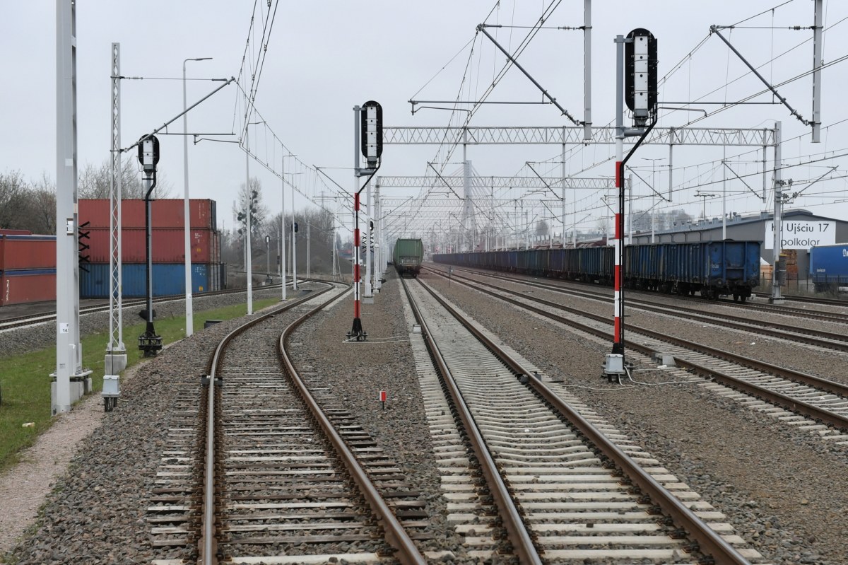 Skład towarowy i lokomotywa na jednym torze. Policja wyjaśnia sprawę