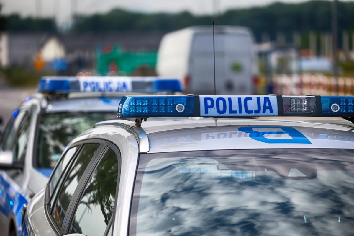 W Cholerzynie pod Krakowem samochód osobowy potrącił 10-latkę. Dziecko w stanie zagrażającym życiu zostało helikopterem przetransportowane do szpitala. 