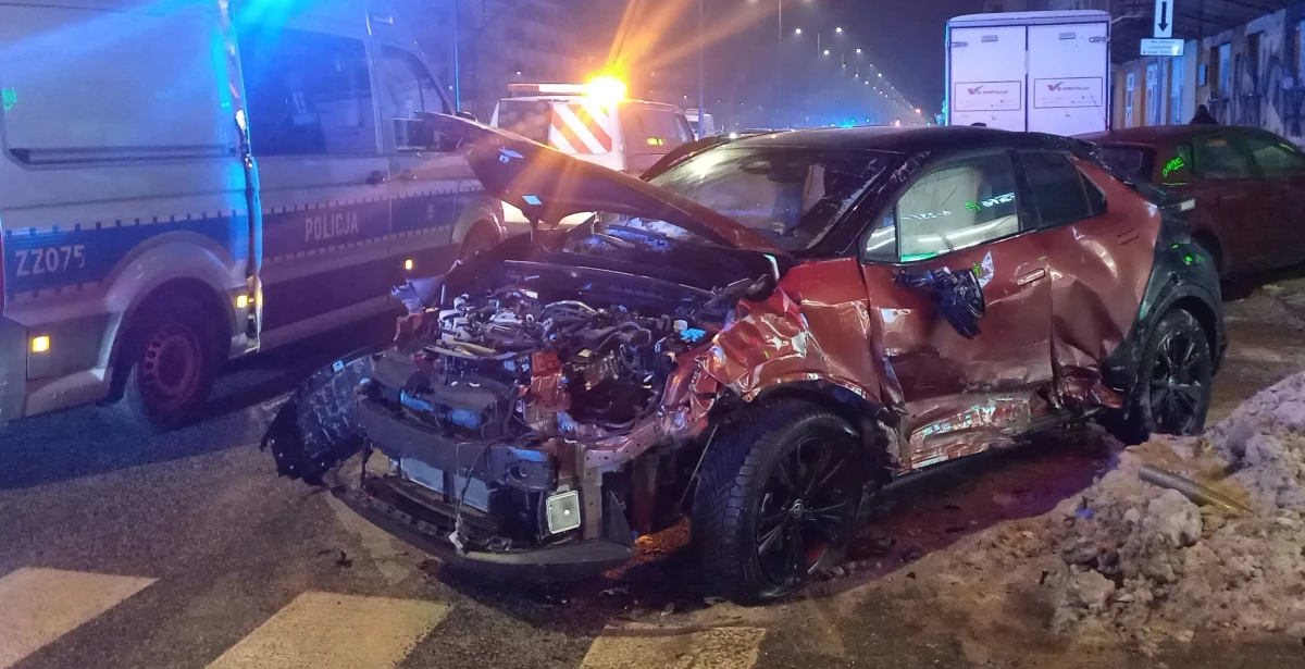 Prokuratura nie będzie składać wniosków o tymczasowy areszt dla dwójki kierowców zatrzymanych po poniedziałkowym wypadku na skrzyżowaniu ul. Zamienieckiej i Grochowskiej w Warszawie. Mężczyzna i kobieta usłyszeli już zarzuty. Grozi im do 8 lat więzienia. W wypadku zginął 6-letni chłopiec. 