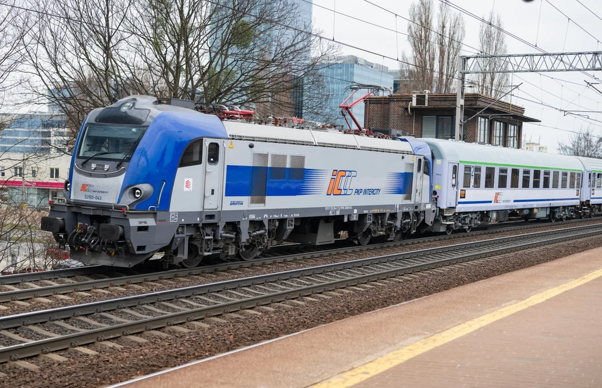 Z powodu uszkodzonej trakcji w Zbąszynku w powiecie świebodzińskim (woj. lubuskie) wstrzymano ruch na linii kolejowej nr 3 łączącej Poznań z Berlinem. Na razie nie wiadomo, jak długo może potrwać usuwanie utrudnień. 