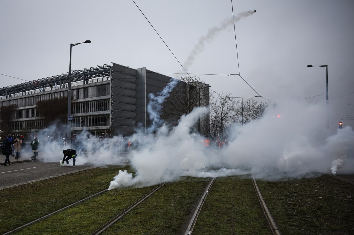 Dwóch Polaków zatrzymanych. Gaz i armatki wodne przed Parlamentem Europejskim