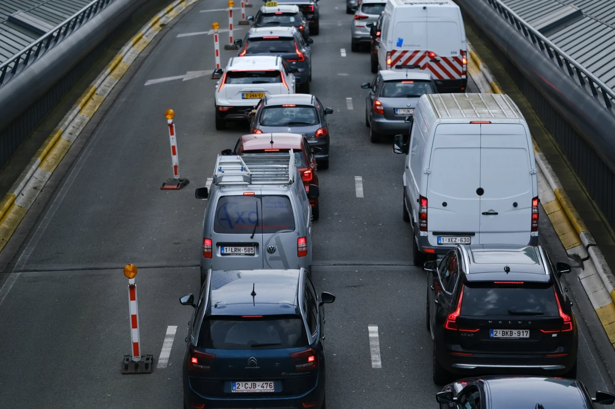 Do groźnego wypadku doszło we wtorek wieczorem tuż za wjazdem na autostradę E17 w kierunku Antwerpii. Kierowca ciężarówki z polskimi tablicami rejestracyjnymi wjechał w tira ciężarówkę. "Kabina polskiej ciężarówki została zmiażdżona" - pisze belgijski serwis Het Nieuwsblad. Kierowca i jego pasażer zostali przewiezieni do szpitala z obrażeniami zagrażającymi życiu.