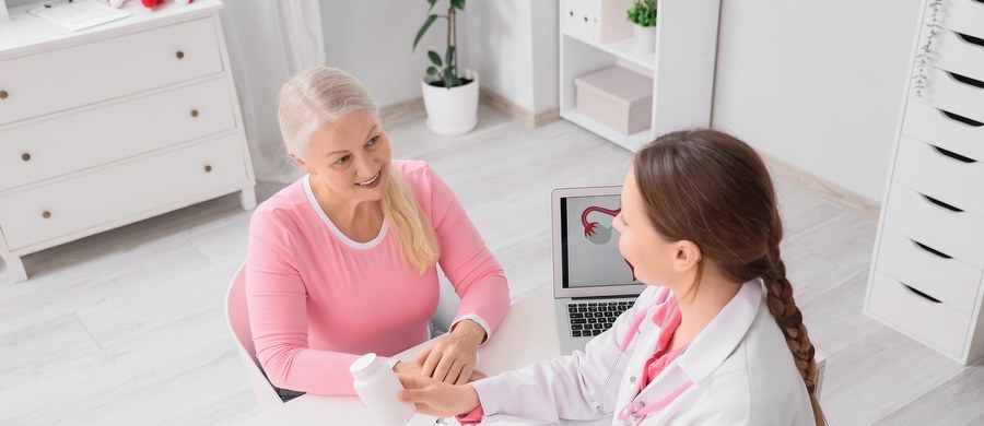 Objawów związanych z menopauzą jest znacznie więcej niż najczęściej przywoływane uderzenia gorąca. Najtrudniejsze dolegliwości, takie jak zaburzenie statyki narządu rodnego czy nietrzymania moczu, to wciąż temat tabu. Kobiety powinny wiedzieć, że menopauza nie musi być dokuczliwa, a komfort życia można zdecydowanie poprawić.