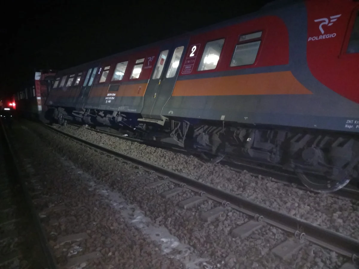 We wtorek wieczorem doszło do wykolejenia dwóch wagonów pociągu Polregio na trasie Miechów - Słomniki w województwie małopolskim. W zdarzeniu nikt nie ucierpiał, jednak ruch kolejowy został wstrzymany, wprowadzono komunikację zastępczą. Komisja kolejowa pracująca na miejscu zdarzenia orzekła brak ingerencji zewnętrznej. Według służb przyczyną wykolejenia było naturalne uszkodzenie szyny spowodowane niską temperaturą.