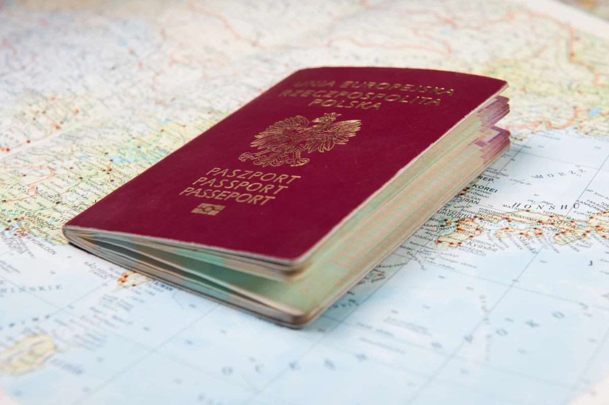 W 2025 roku liczba wniosków o uznanie za obywatela polskiego złożonych przez cudzoziemców wyraźnie wzrosła - informuje "Dziennik Gazeta Prawna". Jednak wraz z większym zainteresowaniem pojawiła się także nowa tendencja - urzędy coraz częściej odmawiają nadania obywatelstwa.