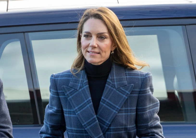 Gdy zdjęła płaszcz, zatrzymali na niej wzrok. Kate zaintrygowała zebranych