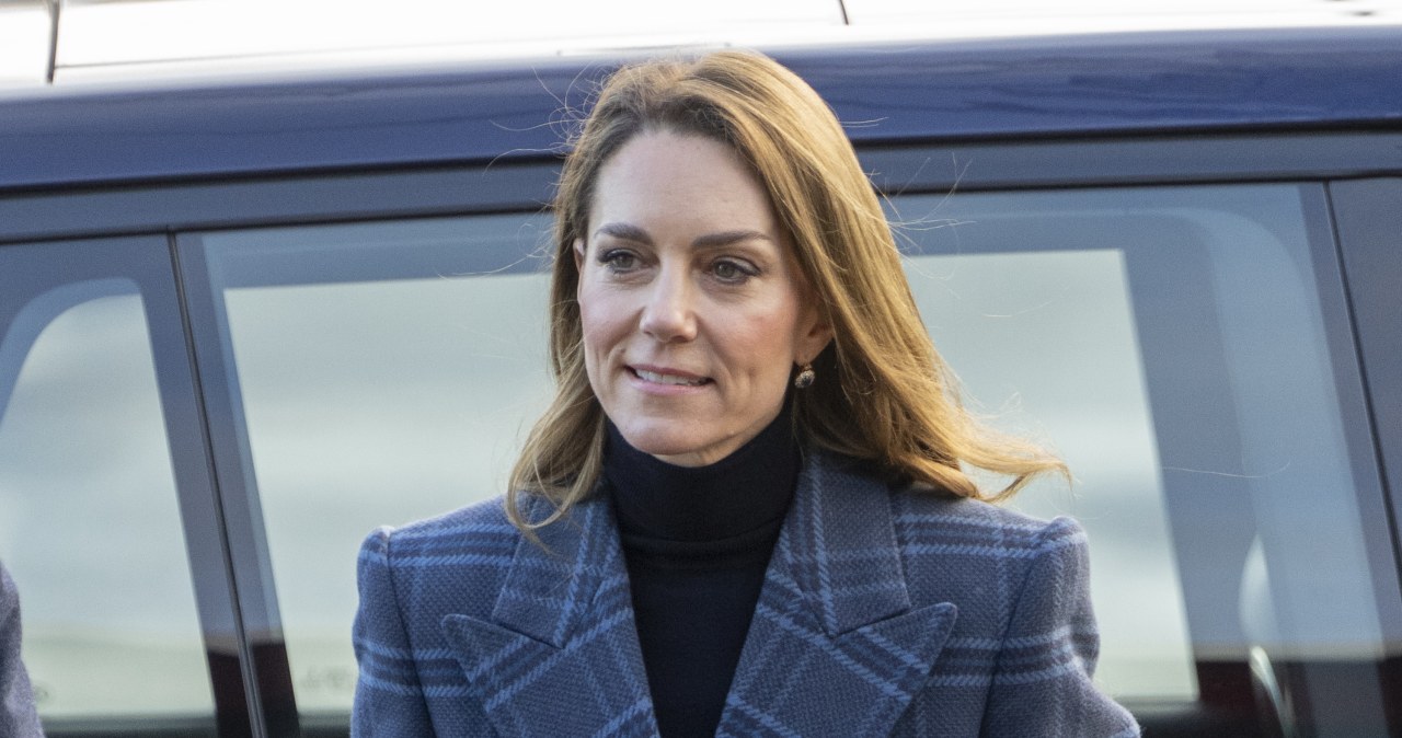 Gdy zdjęła płaszcz, zatrzymali na niej wzrok. Kate zaintrygowała zebranych