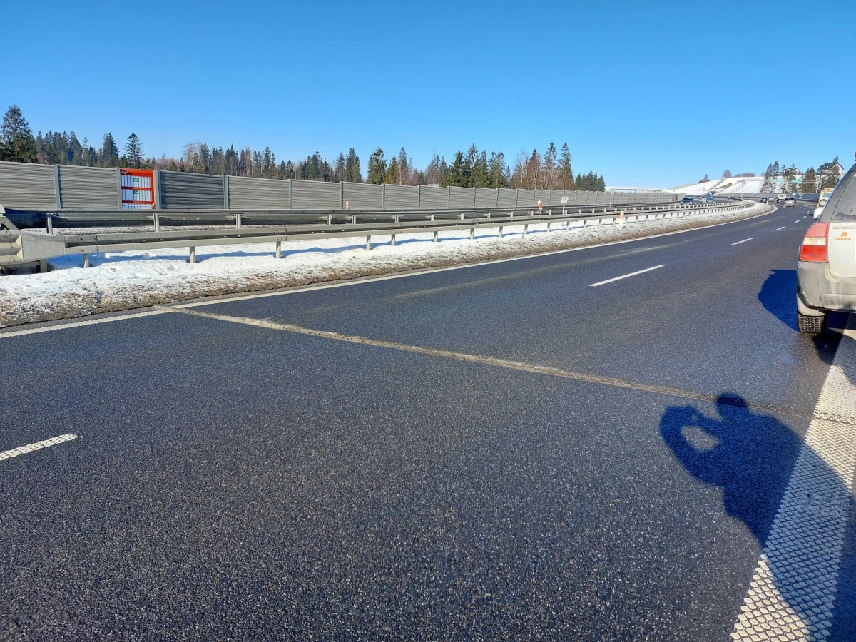 W czwartek na nowej zakopiance (DK47) w rejonie Rdzawki kierowców czekają poważne utrudnienia. Generalna Dyrekcja Dróg Krajowych i Autostrad poinformowała o konieczności naprawy poprzecznych pęknięć nawierzchni, które pojawiły się na tym odcinku drogi.