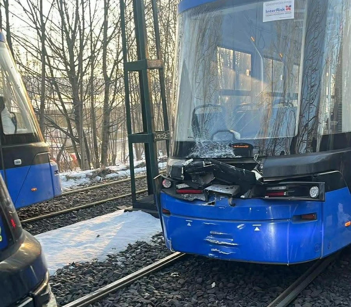 Przed godziną 9:00 doszło do zderzenia dwóch tramwajów między przystankami Szpital Narutowicza a Krowodrza Górka w Krakowie. W wyniku wypadku 4 osoby zostaly lekko ranne, a na miejscu wprowadzono autobusową komunikację zastępczą. 