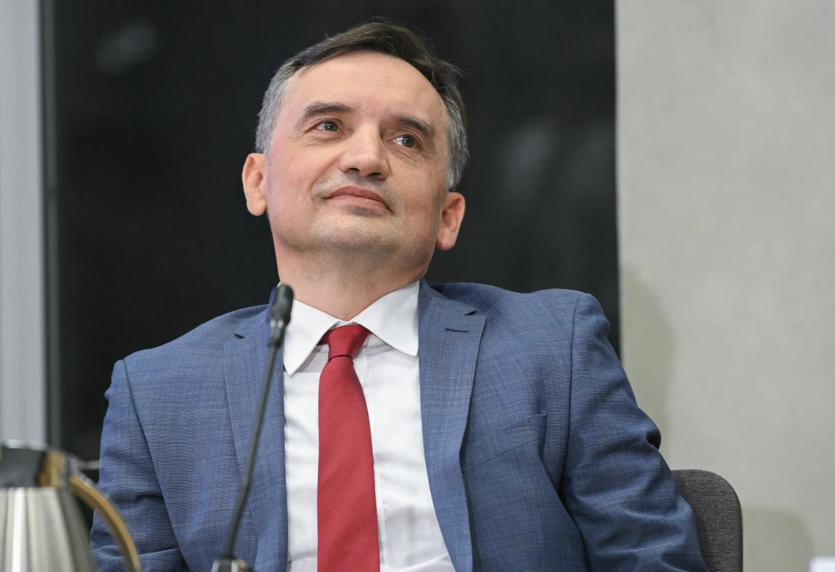 Czy PSL, jeśli będzie taki wniosek, zagłosuje za postawieniem Zbigniewa Ziobry przed Trybunałem Stanu? "Oczywiście, że tak" - powiedział w środę w Porannej rozmowie w RMF FM Piotr Zgorzelski, wicemarszałek Sejmu, prezes Rady Naczelnej PSL. Poruszony został też wątek ewentualnego dotkliwego obniżenia pensji Zbigniewowi Ziobrze z powodu jego nieobecności w Sejmie. Nasz gość odpowiedział na pytanie o to, co zrobi w przypadku, gdy były minister sprawiedliwości, który otrzymał na Węgrzech azyl polityczny, przyśle zwolnienie lekarskie.