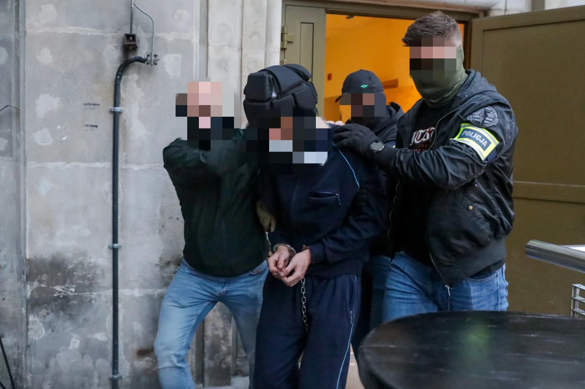 Gotowa jest opinia lekarzy psychiatrów na temat sprawcy brutalnego morderstwa na Uniwersytecie Warszawskim - dowiedział się dziennikarz RMF FM Michał Dobrołowicz. Chodzi o studenta stołecznej uczelni, 22-letniego Mieszka R., który na początku maja 2025 roku zabił siekierą portierkę i sprofanował jej zwłoki. Jak ustalił nasz reporter, opinia ma ponad dwieście stron. Termin jej wydania dwukrotnie przesuwano, badanie było przedłużane, bo sprawca zbrodni nigdy wcześniej nie leczył się psychiatrycznie.