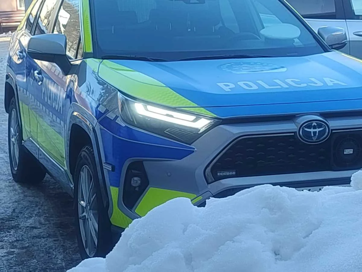 W Krościenku (Podkarpackie) policjanci zatrzymali do kontroli samochód, którego kierowca był pod wpływem alkoholu. W aucie znajdowało się czworo pasażerów, w tym dwoje dzieci w wieku 6 i 11 lat oraz żona. 