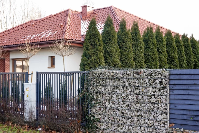 Sąsiad stawia ogrodzenie przy granicy działki: kiedy nie potrzebuje twojej zgody?