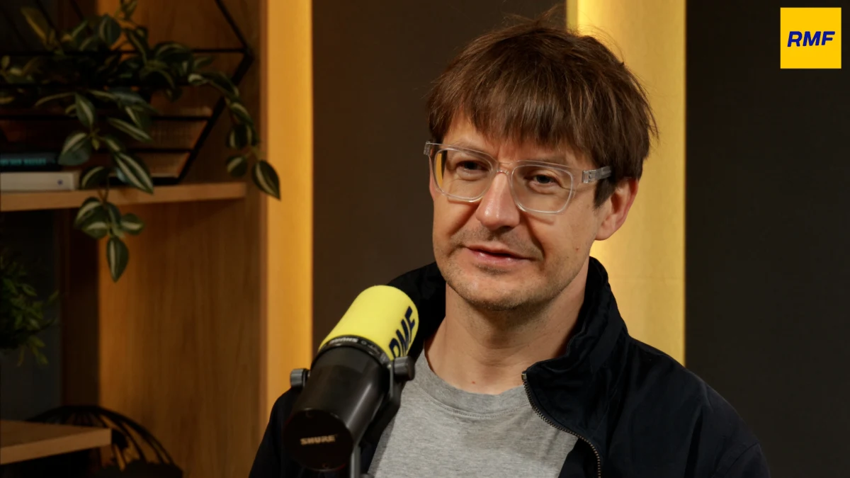 ​Łzy w oczach i poczucie wspólnoty. Takie emocje wywołuje film "Hamnet", jeden z tegorocznych oscarowych faworytów. Swoimi wrażeniami dzieli się w Rozmowie Filmowej w RMF FM znany operator Łukasz Żal. Autor zdjęć do "Hamneta", dwukrotnie nominowany do Oscara za "Idę" i "Zimną wojnę", zdradza też filmową kuchnię. "Reżyserka Chloe Zhao kocha golonkę. A Jessie Buckley i Paul Mescal uwielbiają polskie zupy - rosół i gulaszową".