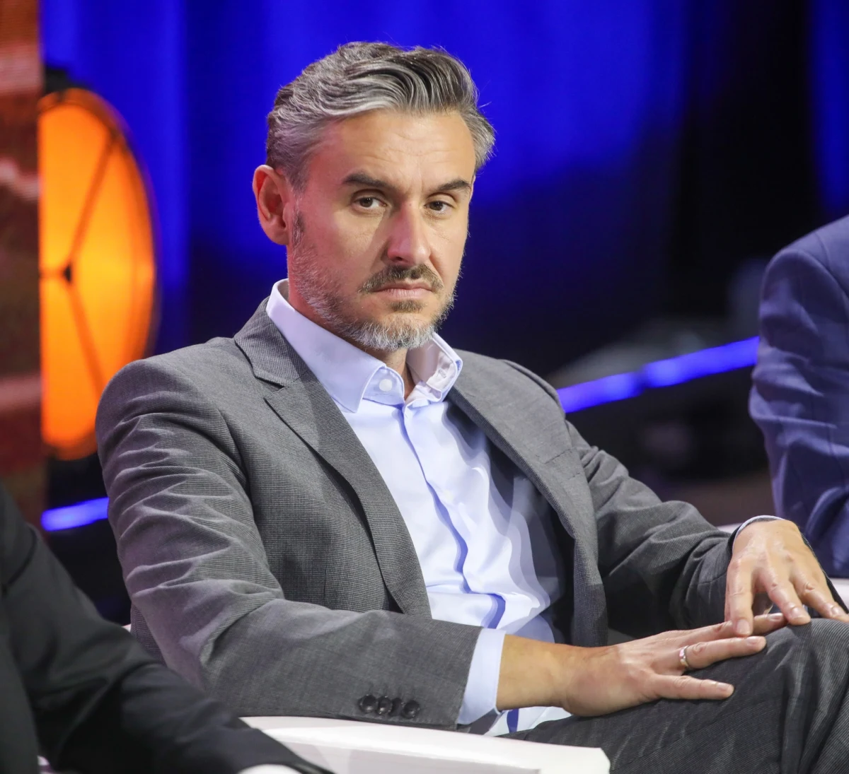 ​Przed wrocławskim sądem ruszył w środę proces w sprawie byłego wiceministra sprawiedliwości Bartłomieja Ciążyńskiego, oskarżonego o korzystanie z auta służbowego do celów prywatnych. Polityk nie przyznaje się do winy tłumacząc, że nie otrzymał od pracodawcy zasad korzystania z auta. Akt oskarżenia przeciwko Ciążyńskiemu trafił do Sądu Rejonowego dla Wrocławia Fabrycznej w grudniu 2025 roku. Grozi mu do 10 lat więzienia.