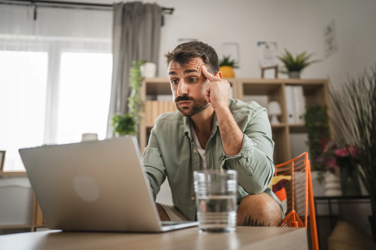 Czy sztuczna inteligencja może być kreatywna na poziomie człowieka albo nawet bardziej? Najnowsze badania przeprowadzone przez zespół kanadyjskich naukowców pod kierunkiem badaczy z Uniwersytetu w Montrealu dają wstępną odpowiedź na te pytania. W badaniu, w którym uczestniczyło aż 100 tysięcy osób oraz wiodące modele generatywnej AI, takie jak ChatGPT, Claude czy Gemini, porównano poziom kreatywności ludzi i maszyn. Wyniki dają do myślenia. Wydaje się, że sztuczna inteligencja osiągnęła już poziom przeciętnej ludzkiej kreatywności, choć najbardziej twórczy ludzie wciąż pozostają poza jej zasięgiem.