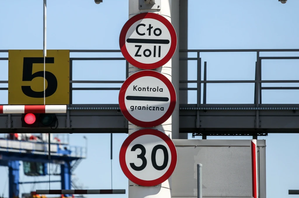 Cło - kontrola celna na granicy. Zdjęcie ilustracyjne