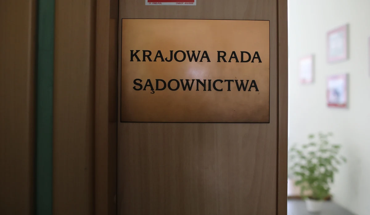Prokuratorzy w asyście policjantów weszli do siedziby Krajowej Rady Sądownictwa. Jak dowiedział się reporter RMF FM Krzysztof Zasada, Prokuratura Krajowa podjęła decyzję o przeszukaniu w siedzibie KRS.