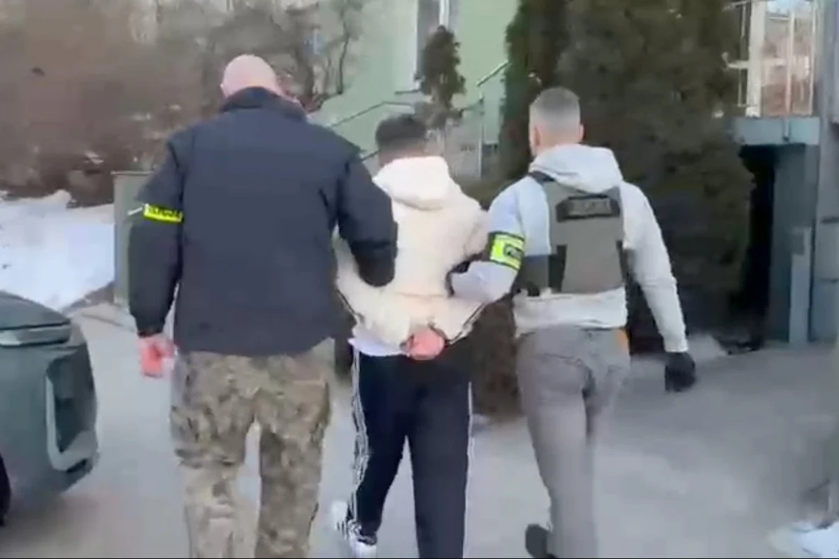 Policjanci z Bydgoszczy, przy wsparciu funkcjonariuszy z Łodzi, zatrzymali 29-letniego obywatela Turcji poszukiwanego czerwoną notą Interpolu oraz europejskim nakazem aresztowania. Mężczyzna był ścigany przez francuskie służby za udział w brutalnym napadzie rabunkowym, w którym zginął kierowca autokaru.
