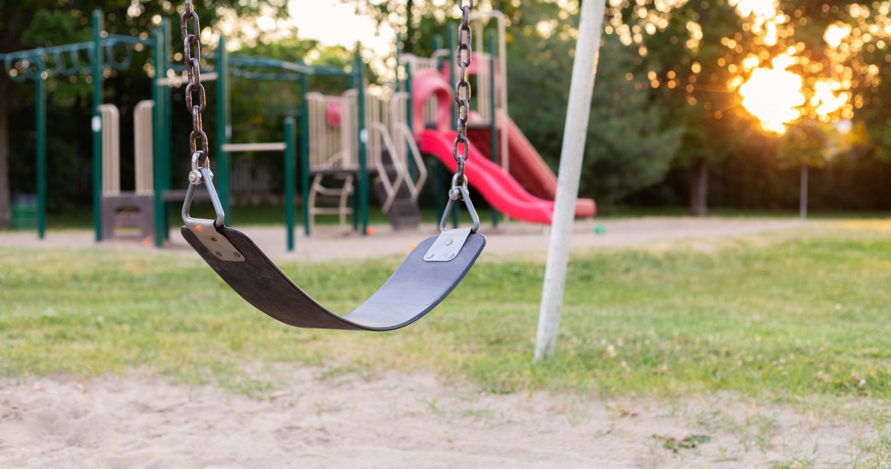 Masowe zatrucia u dzieci w Polsce. Skażone są m.in. place zabaw