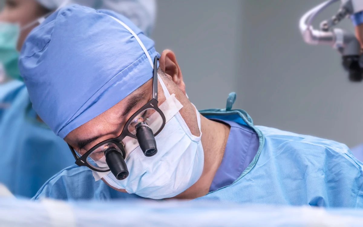 ​Kardiolodzy z Klinicznego Szpitala Wojewódzkiego nr 2 w Rzeszowie jako pierwsi w regionie przeprowadzili innowacyjne zabiegi kardiologiczne bez otwierania klatki piersiowej. Procedura została wykonana u czterech pacjentów z ciężką niewydolnością serca, dla których klasyczna operacja kardiochirurgiczna byłaby zbyt ryzykowna.