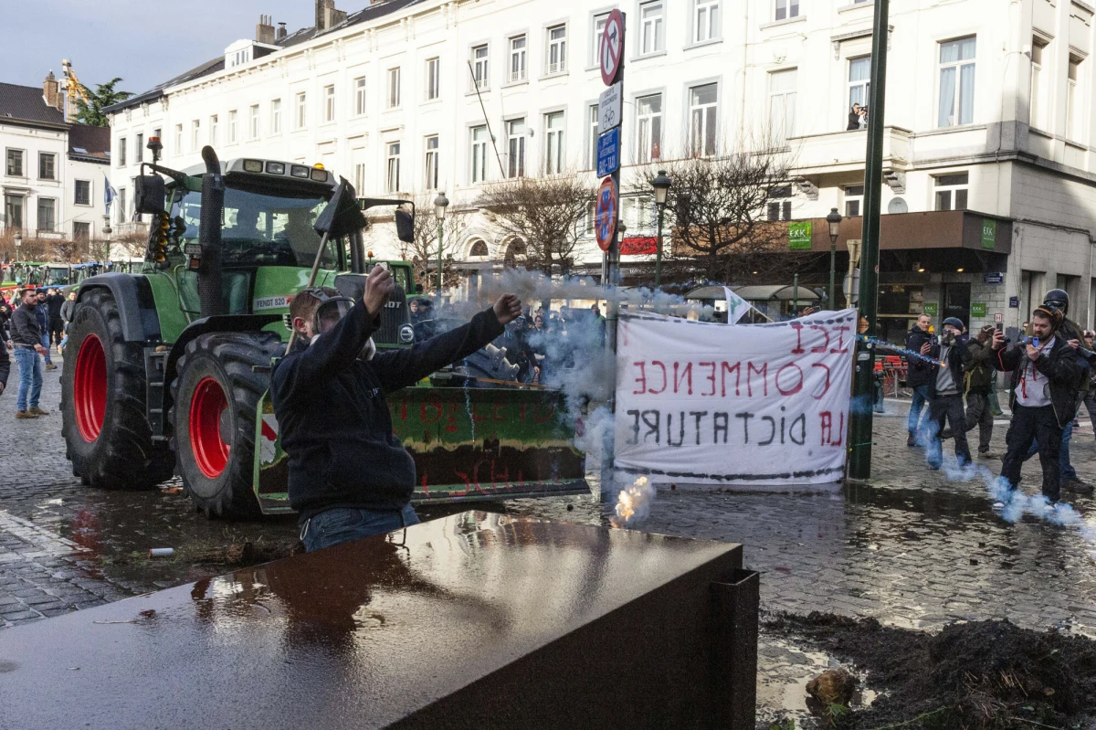 Eurodeputowani zdecydowali w głosowaniu o skierowaniu umowy z Mercorsurem do Trybunału Sprawiedliwości Unii Europejskiej. TSUE ma orzec, czy umowa jest zgodna z unijnym prawem. Oznacza to zamrożenie dalszego procedowania.
