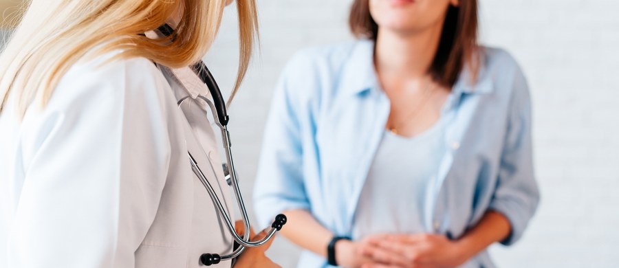 Wzdęcia, bóle brzucha, zaparcia czy biegunki pojawiają się regularnie u milionów Polaków. Mimo to wiele osób wciąż traktuje je jak „normalną część życia” albo temat, o którym lepiej nie mówić. Ekspertka mówi jasno: bagatelizowanie objawów jelitowych jest powszechne – i może mieć poważne konsekwencje zdrowotne.