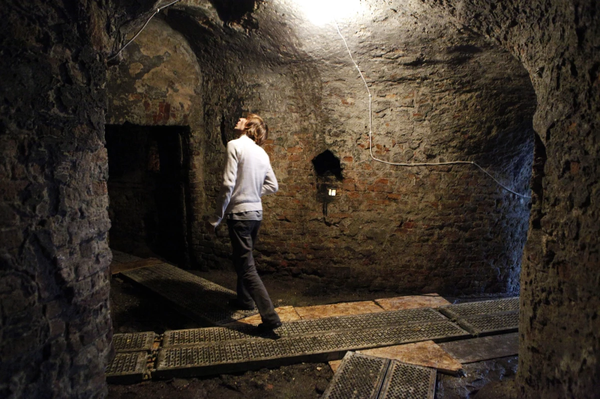 Pod skarpą warszawską, tuż przy ulicy Książęcej, kryje się jeden z najbardziej zagadkowych zabytków stolicy – Elizeum. Ta dwukondygnacyjna, ceglana rotunda, niegdyś miejsce wystawnych przyjęć i koncertów. Kiedyś rozbrzmiewała śmiechem arystokracji, dziś skrywa w sobie cichy świat nietoperzy. Elizeum to jeden z najbardziej tajemniczych i niedocenianych zabytków stolicy.